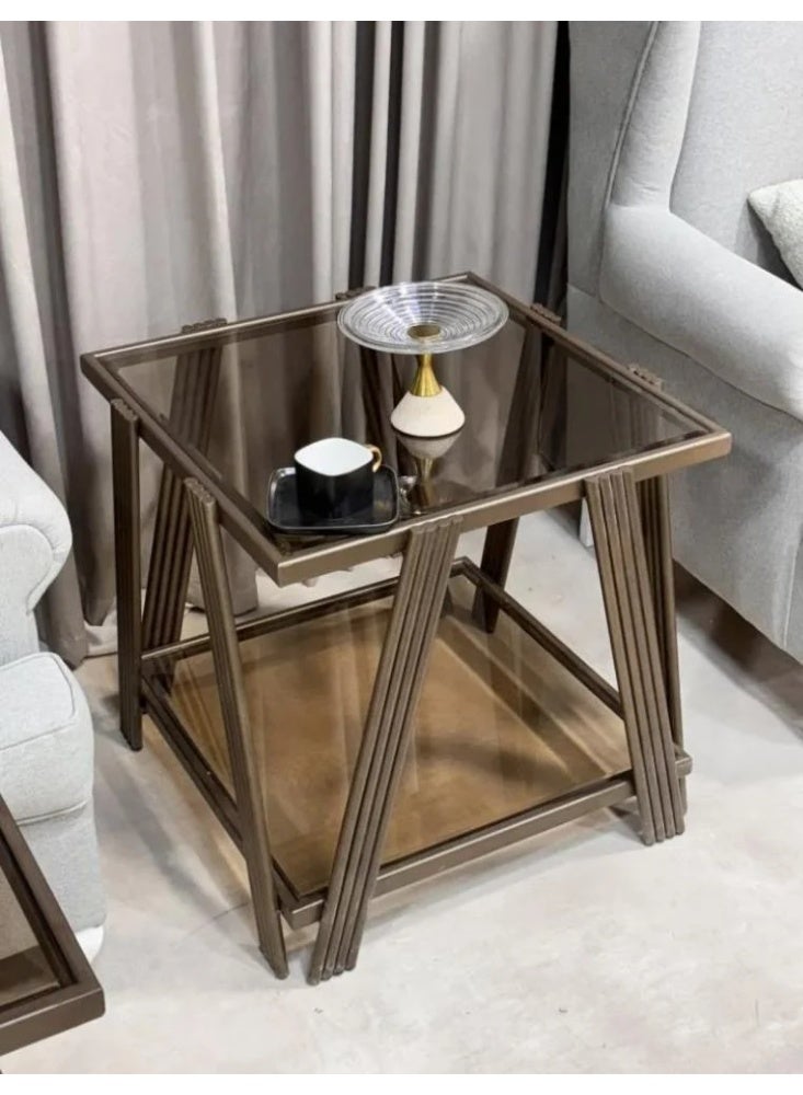 طاولة جانبية مربعة من الزجاج المقوى والمعدن بتصميم عصري - لون برونزي مطفي.